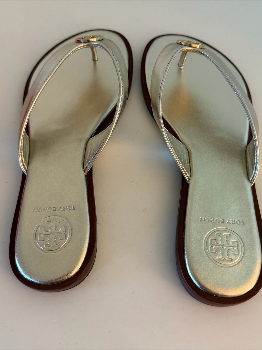 Tory Burch Benton Thong in Spark Gold Sandals. Sz. 6. - Picture 7 of 11